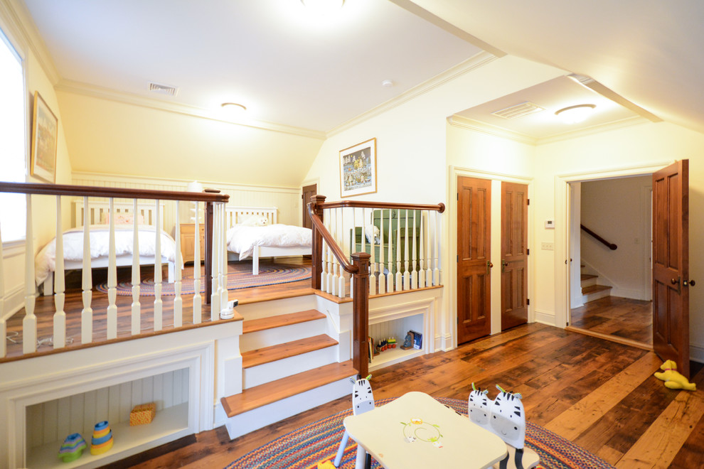 Cette photo montre une grande chambre d'enfant de 4 à 10 ans chic avec un mur beige, un sol en bois brun et un sol marron.