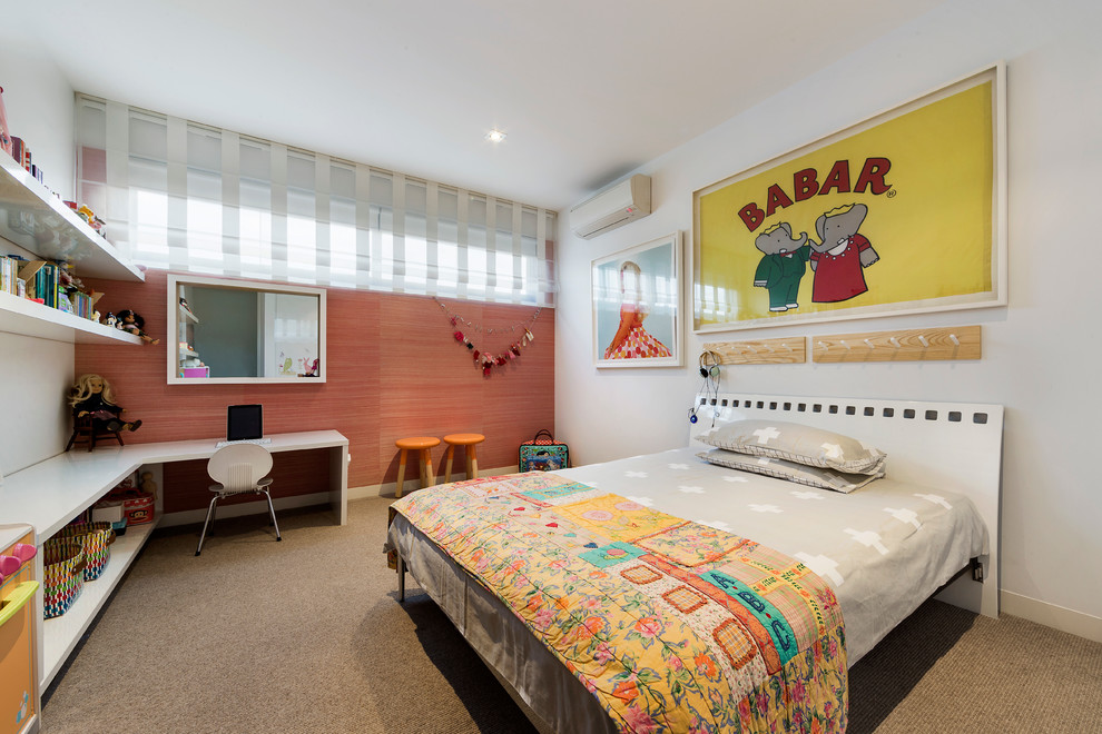 Réalisation d'une chambre de fille de 4 à 10 ans minimaliste avec un mur rouge et moquette.