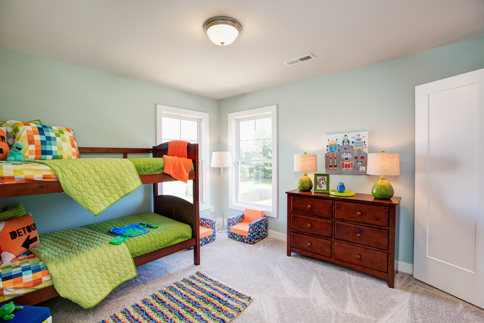 Idéer för att renovera ett mellanstort funkis pojkrum kombinerat med sovrum och för 4-10-åringar, med grå väggar och heltäckningsmatta