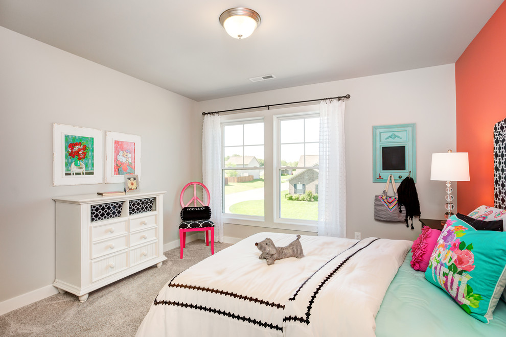 Idéer för mellanstora funkis barnrum kombinerat med sovrum, med flerfärgade väggar och heltäckningsmatta