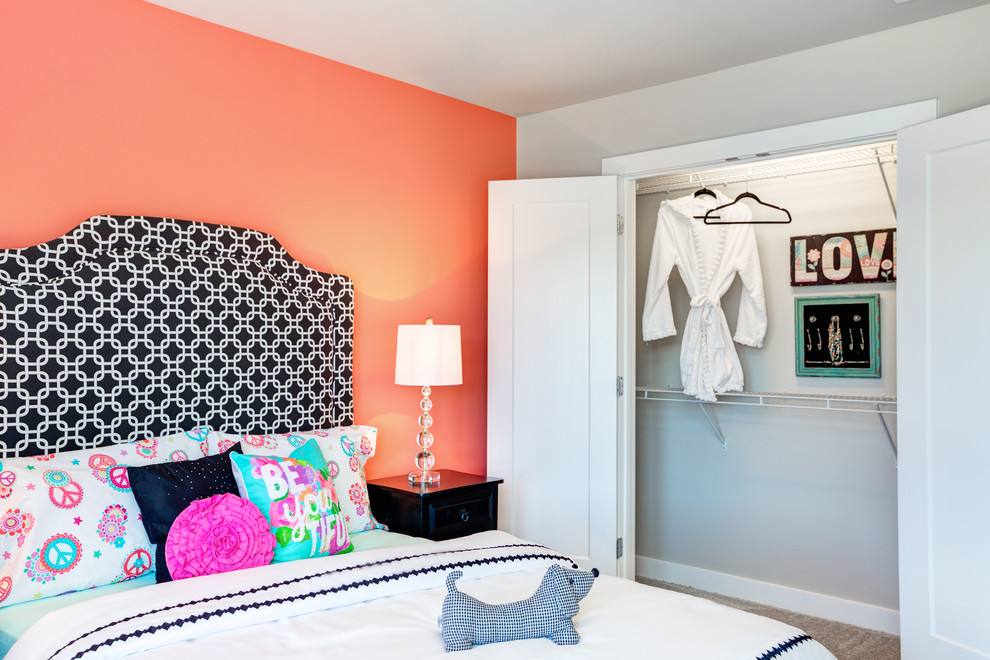 Foto på ett mellanstort funkis barnrum kombinerat med sovrum, med flerfärgade väggar och heltäckningsmatta