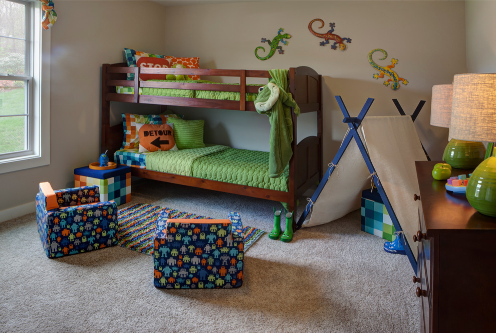 Пример оригинального дизайна: маленькая детская в стиле неоклассика (современная классика) с спальным местом, бежевыми стенами, ковровым покрытием и коричневым полом для на участке и в саду, ребенка от 4 до 10 лет, мальчика