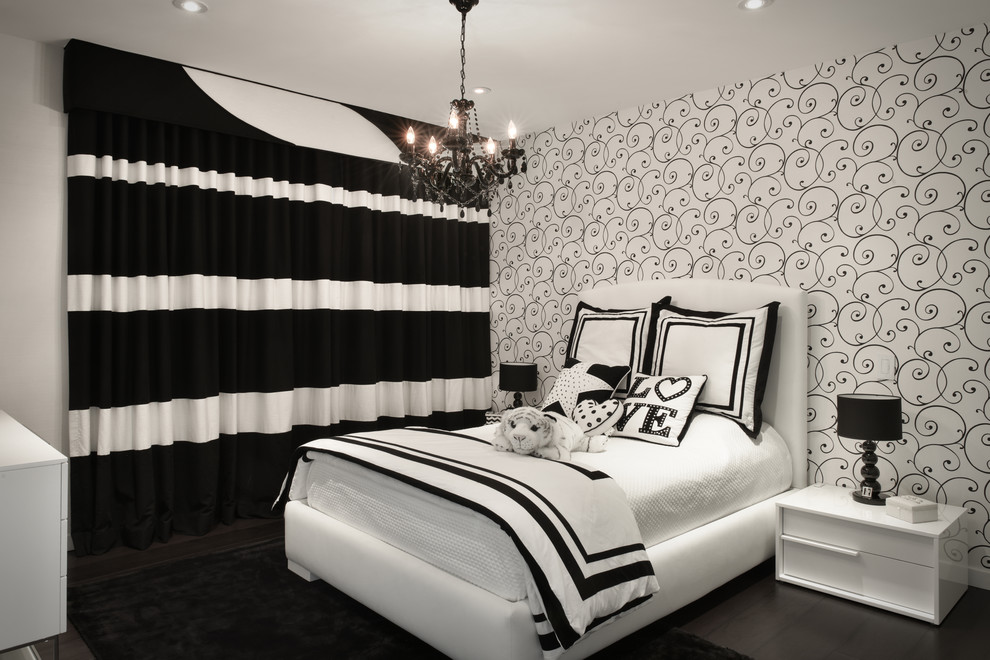 Bild på ett funkis flickrum kombinerat med sovrum, med flerfärgade väggar och mörkt trägolv