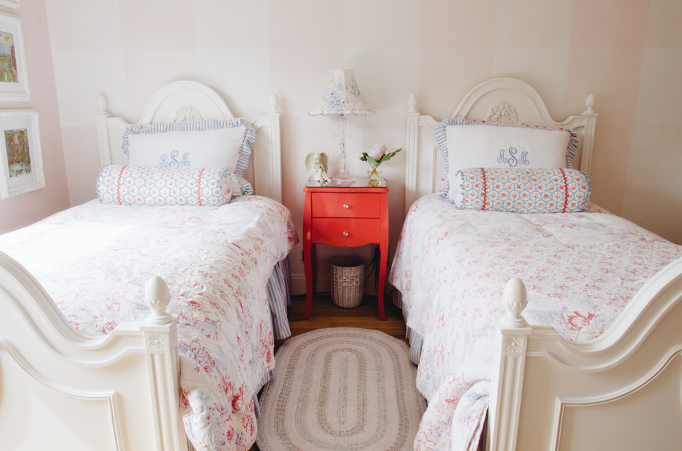 Idéer för att renovera ett vintage flickrum kombinerat med sovrum och för 4-10-åringar, med beige väggar och mörkt trägolv