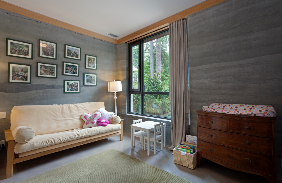 Inredning av ett modernt mellanstort könsneutralt småbarnsrum kombinerat med sovrum, med grå väggar och betonggolv