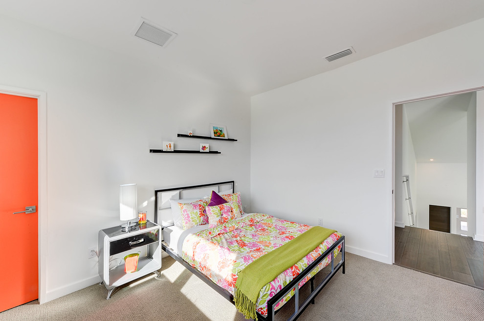 Cette photo montre une chambre d'enfant moderne de taille moyenne avec un mur blanc, moquette et un sol beige.