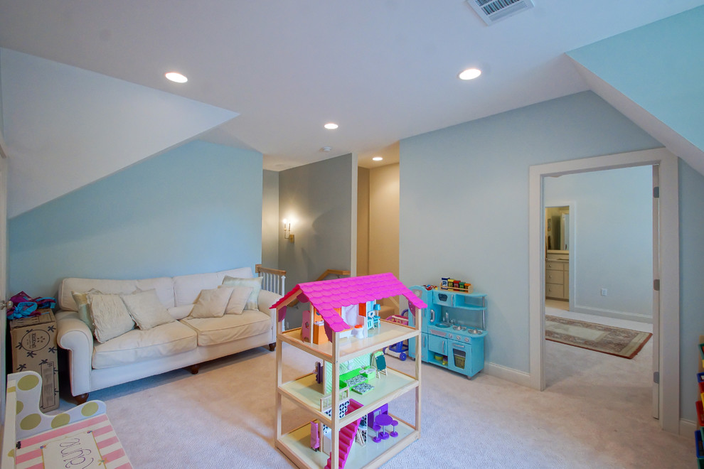 Exempel på ett mellanstort klassiskt könsneutralt småbarnsrum kombinerat med lekrum, med blå väggar och heltäckningsmatta