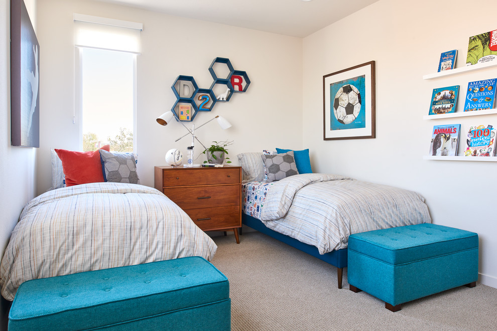 Klassisches Jungszimmer mit Schlafplatz, weißer Wandfarbe und Teppichboden in Orange County