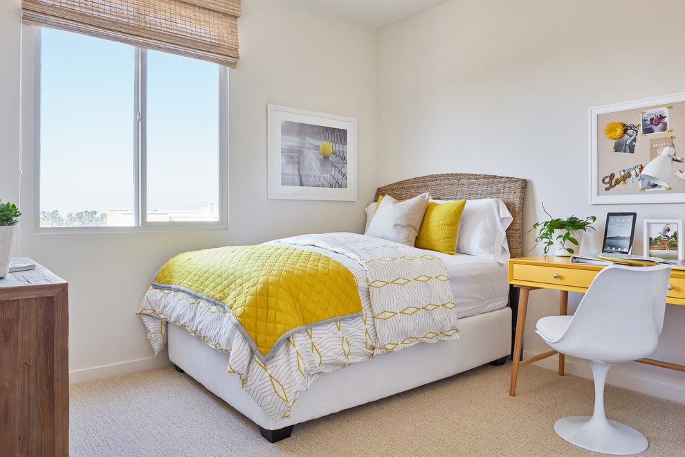 Klassisches Mädchenzimmer mit Schlafplatz, weißer Wandfarbe und Teppichboden in Orange County
