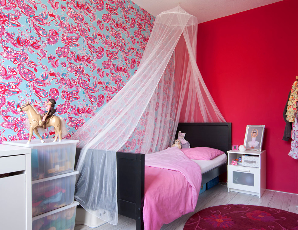 Klassisches Mädchenzimmer mit Schlafplatz, bunten Wänden und hellem Holzboden in Amsterdam