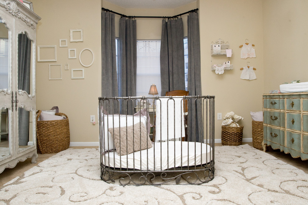 Свежая идея для дизайна: комната для малыша в классическом стиле - отличное фото интерьера