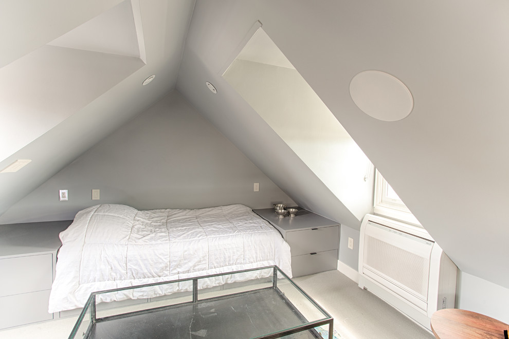 Ejemplo de dormitorio infantil minimalista pequeño con paredes grises y moqueta