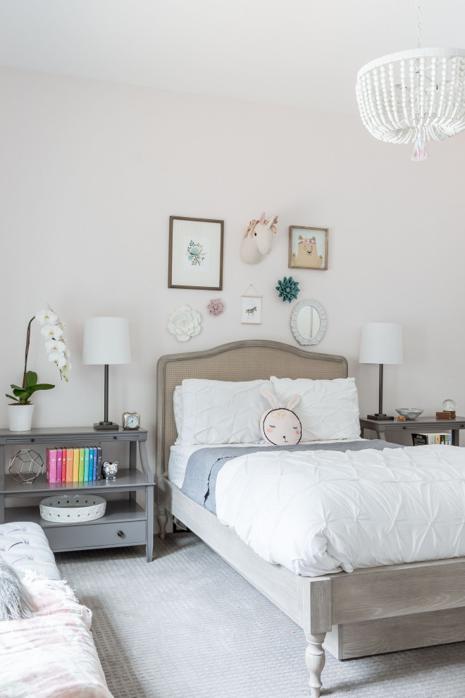 Inredning av ett klassiskt litet flickrum kombinerat med sovrum och för 4-10-åringar, med rosa väggar
