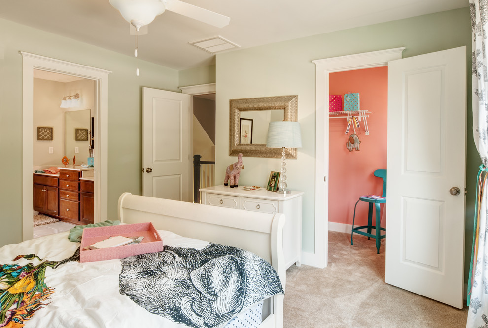 Idéer för att renovera ett mellanstort funkis barnrum kombinerat med sovrum, med gröna väggar, heltäckningsmatta och beiget golv