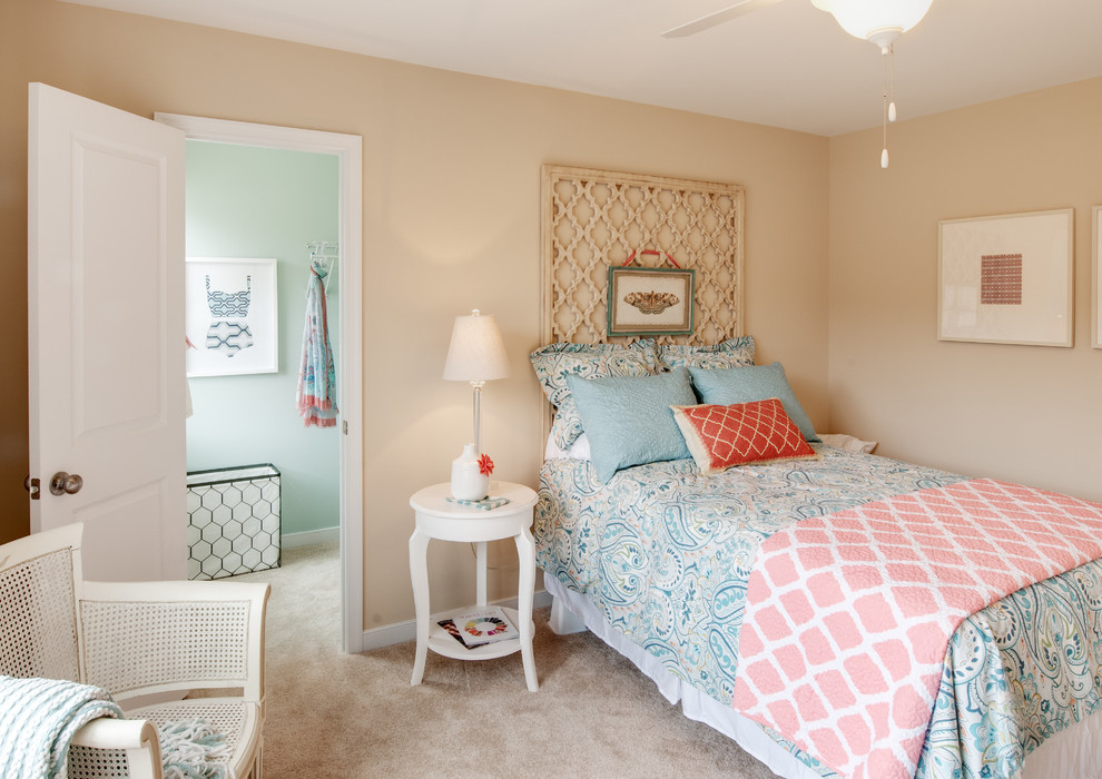 Foto de dormitorio infantil romántico de tamaño medio con paredes beige, moqueta y suelo beige
