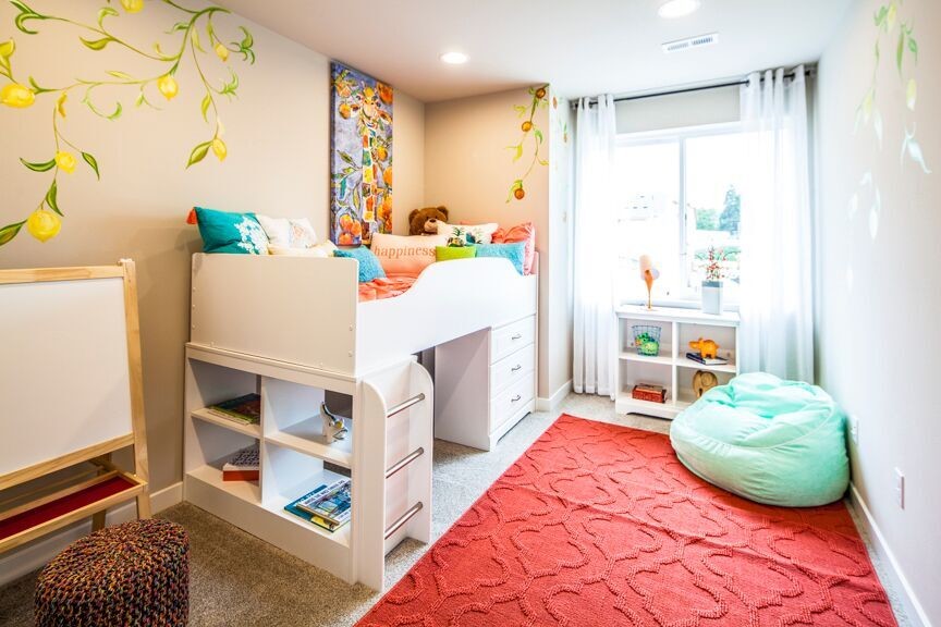 Idée de décoration pour une chambre d'enfant de 1 à 3 ans tradition avec un mur beige et moquette.