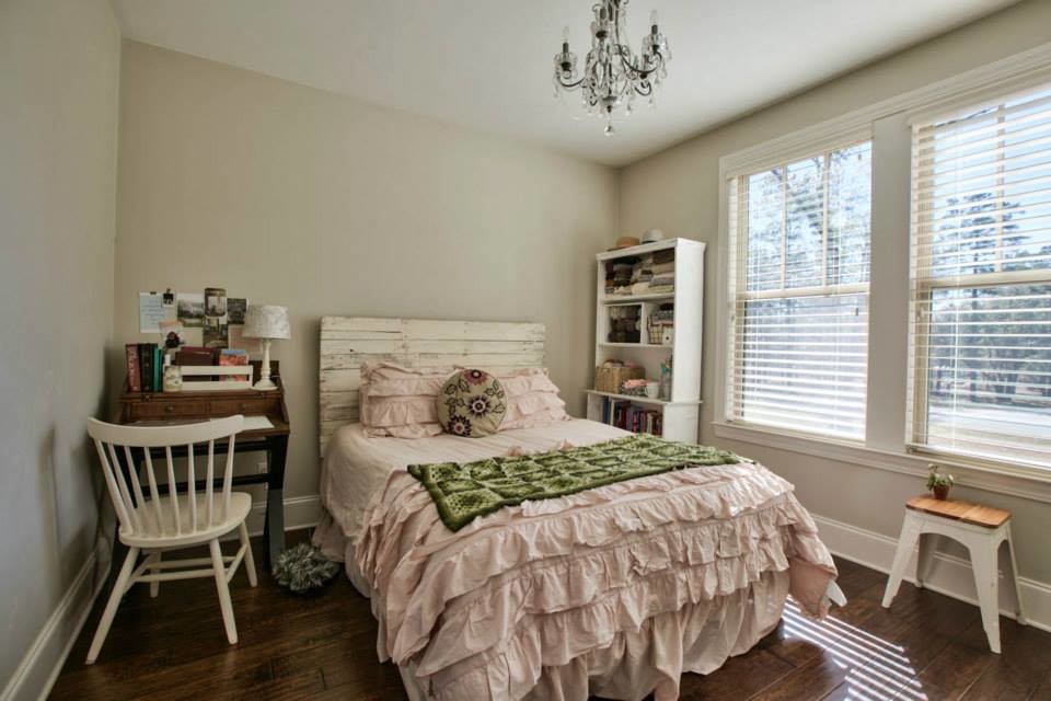 Foto de dormitorio infantil romántico de tamaño medio con paredes beige y suelo de madera oscura