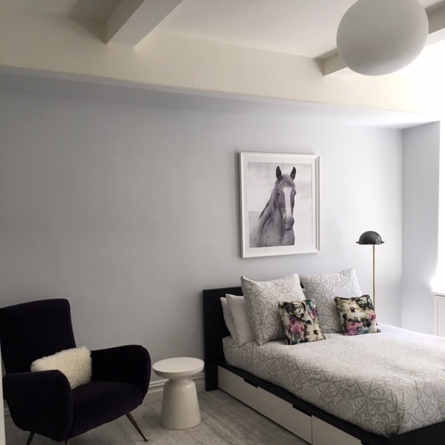 Immagine di una cameretta per bambini minimalista con pareti grigie e moquette