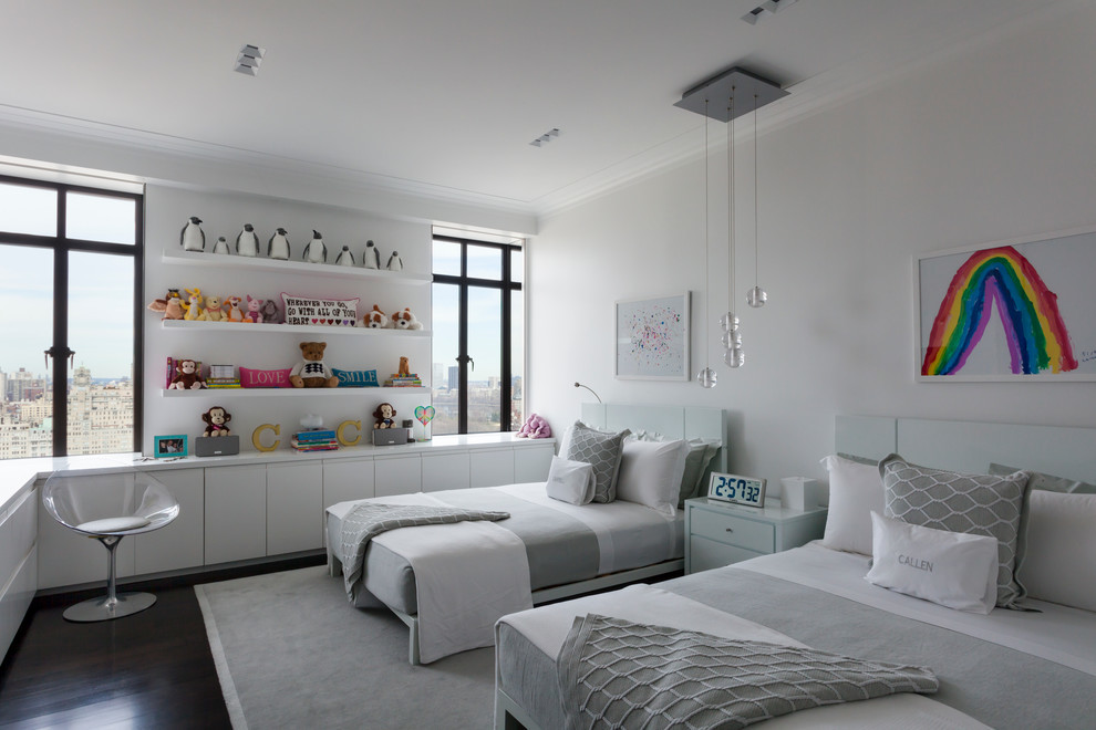 Modelo de dormitorio infantil de 4 a 10 años actual de tamaño medio con paredes blancas y suelo de madera oscura