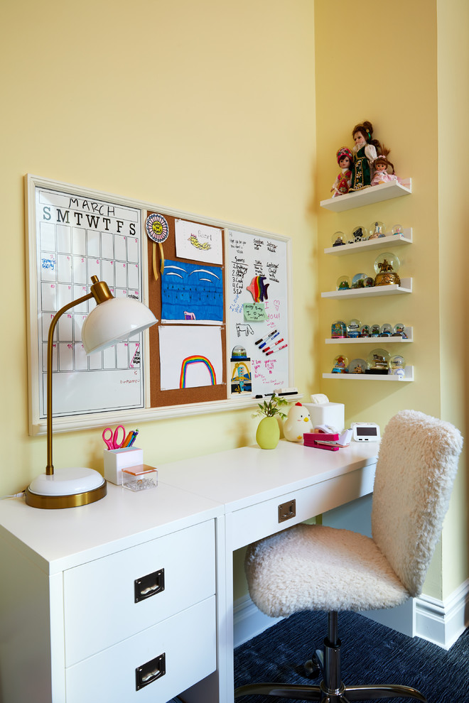 Свежая идея для дизайна: большая нейтральная детская в стиле неоклассика (современная классика) с желтыми стенами, ковровым покрытием, синим полом и рабочим местом - отличное фото интерьера