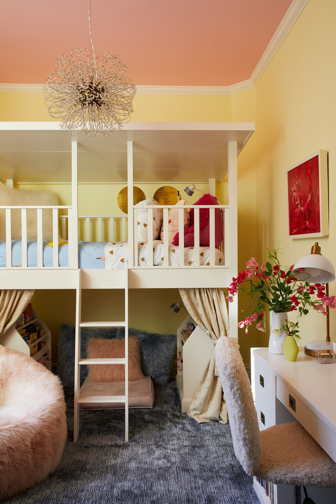 Idées déco pour une grande chambre d'enfant classique avec un mur jaune, moquette et un sol gris.