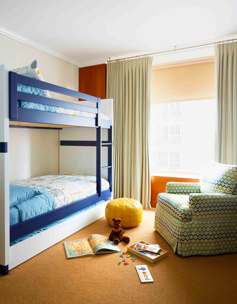 Idée de décoration pour une chambre d'enfant tradition avec un mur multicolore, moquette et un lit superposé.