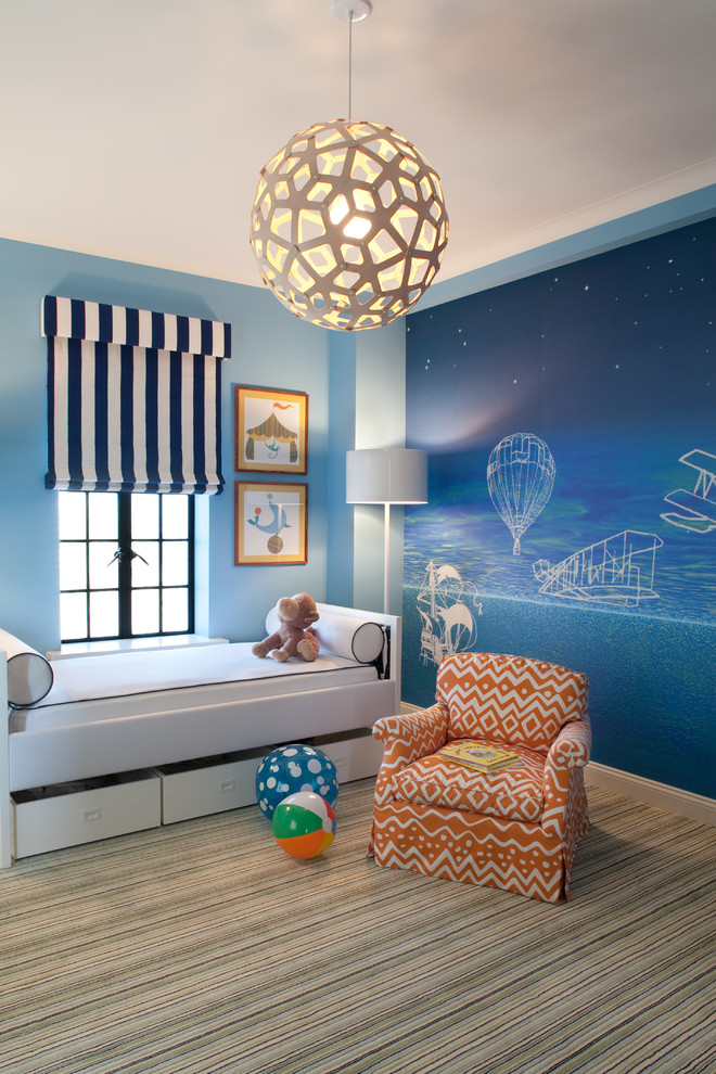 Inredning av ett modernt könsneutralt småbarnsrum kombinerat med sovrum, med heltäckningsmatta och blå väggar