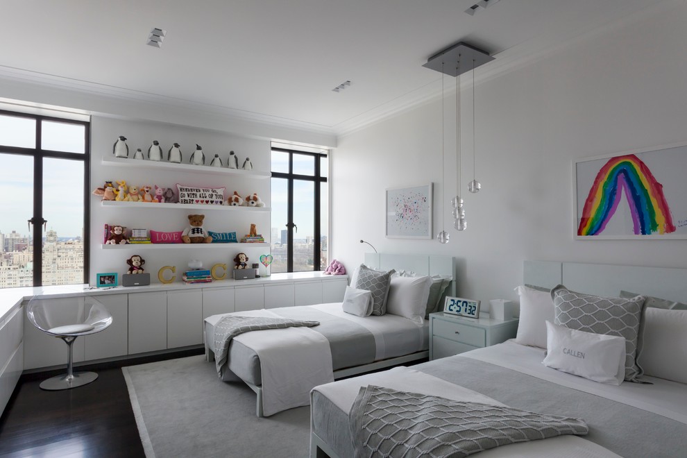 На фото: нейтральная детская в современном стиле с спальным местом, белыми стенами и темным паркетным полом для ребенка от 4 до 10 лет с