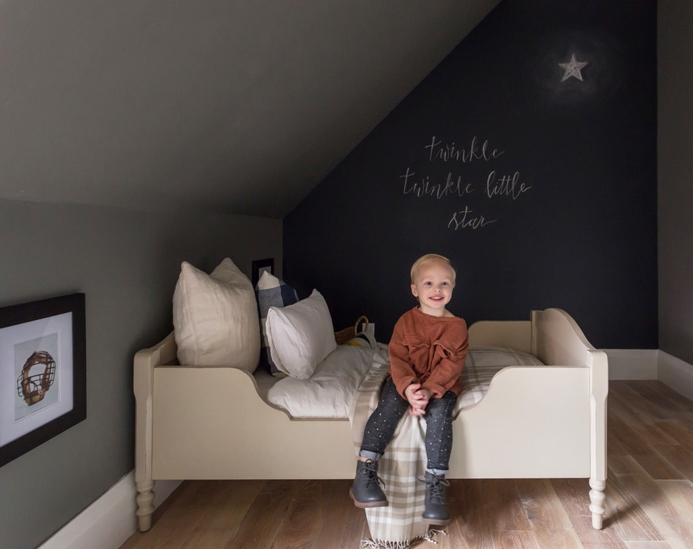 Idéer för att renovera ett mellanstort lantligt pojkrum kombinerat med sovrum och för 4-10-åringar, med grå väggar, ljust trägolv och beiget golv