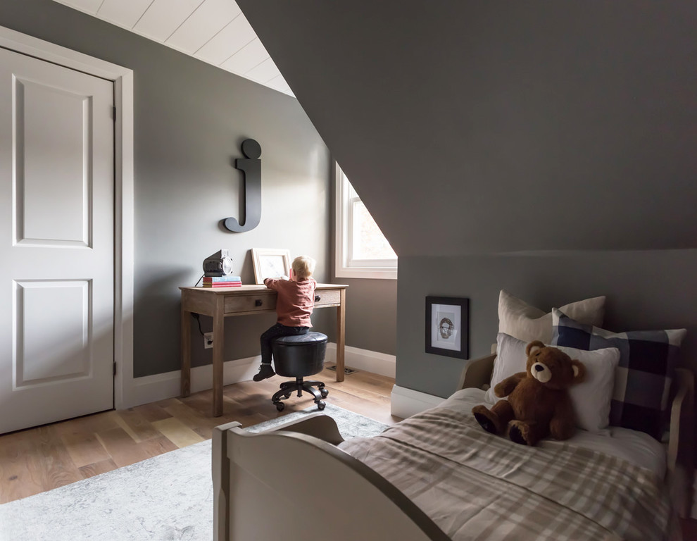 Ejemplo de dormitorio infantil de 4 a 10 años de estilo de casa de campo de tamaño medio con paredes grises, suelo de madera clara y suelo beige