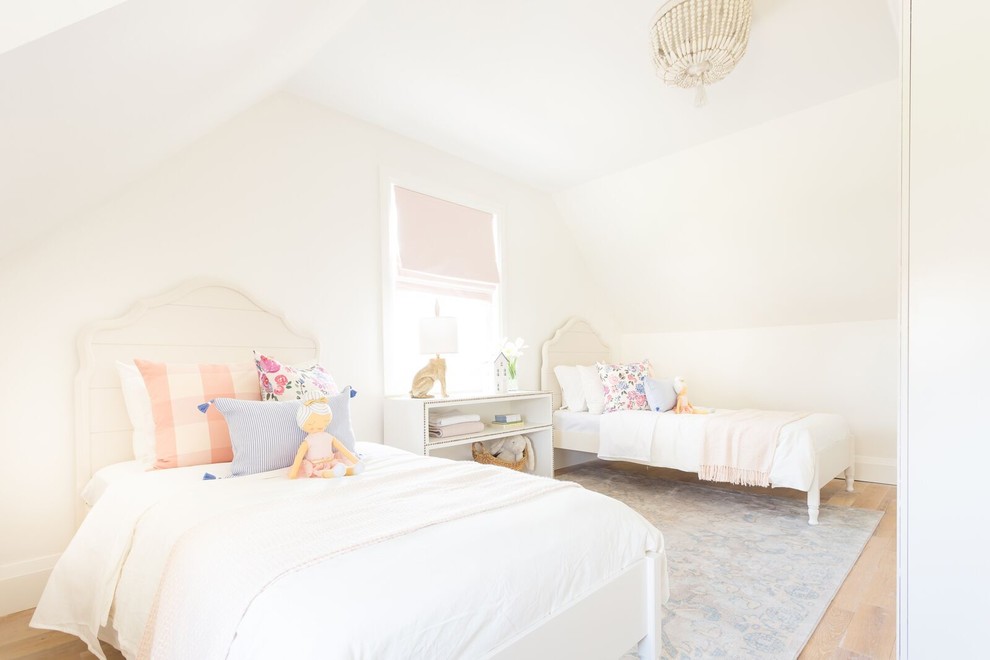 Idée de décoration pour une grande chambre d'enfant de 4 à 10 ans style shabby chic avec un mur blanc, parquet clair et un sol beige.