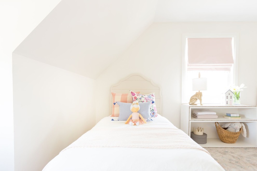 Foto di una grande cameretta per bambini da 4 a 10 anni shabby-chic style con pareti bianche, parquet chiaro e pavimento beige