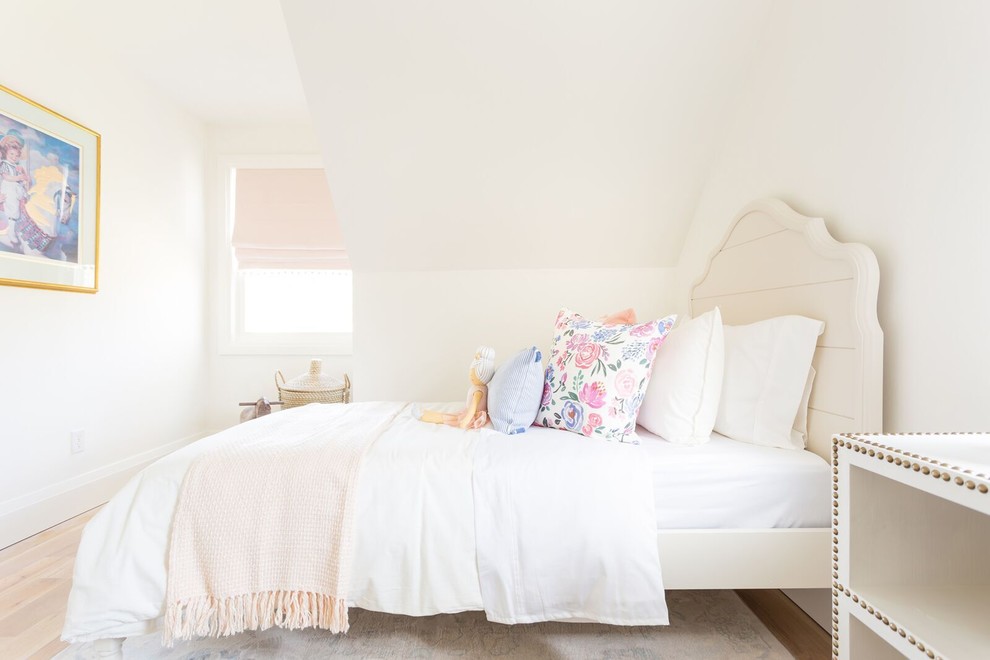 Großes Shabby-Look Mädchenzimmer mit Schlafplatz, weißer Wandfarbe, hellem Holzboden und beigem Boden in Toronto
