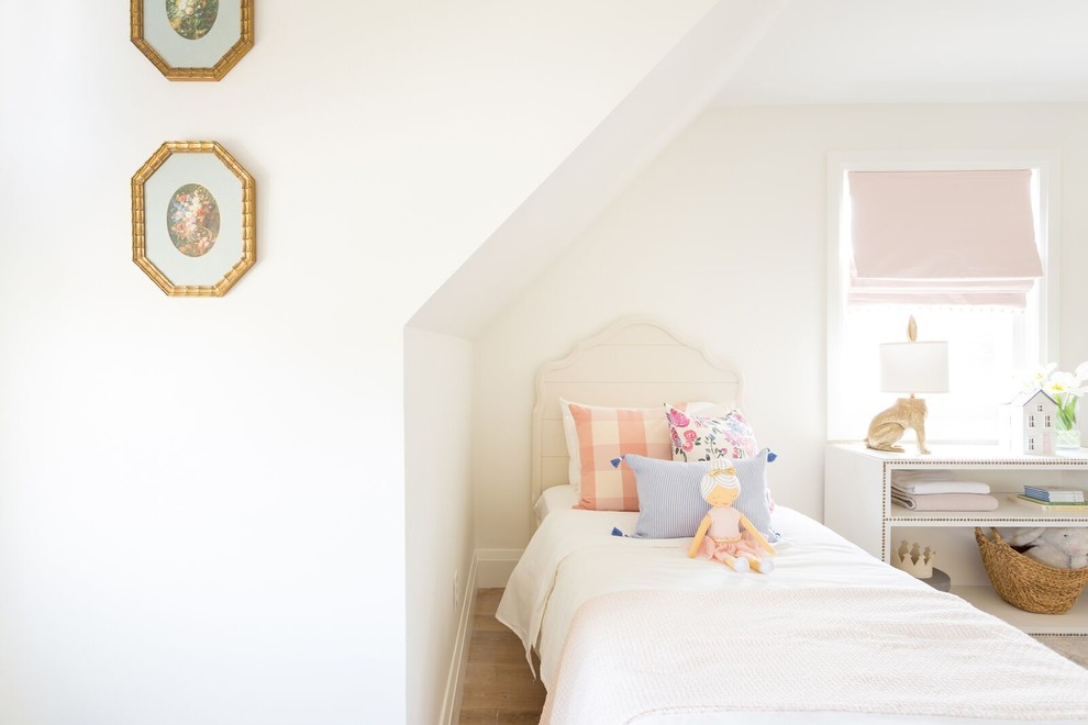 Idées déco pour une grande chambre d'enfant de 4 à 10 ans romantique avec un mur blanc, parquet clair et un sol beige.