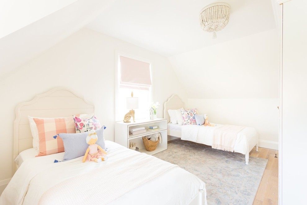 Bild på ett stort shabby chic-inspirerat flickrum kombinerat med sovrum och för 4-10-åringar, med vita väggar, ljust trägolv och beiget golv