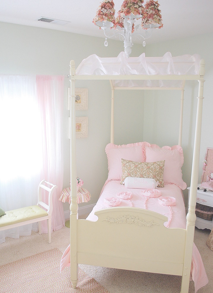 Idéer för vintage flickrum kombinerat med sovrum och för 4-10-åringar, med heltäckningsmatta