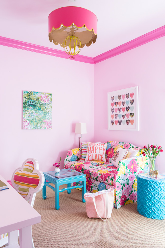 Cette photo montre une chambre d'enfant chic avec un mur rose, moquette et un sol beige.