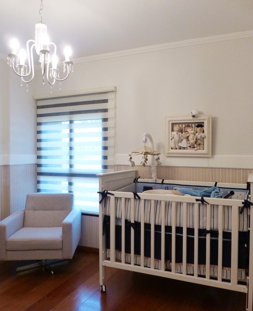 Exemple d'une petite chambre de bébé garçon chic.