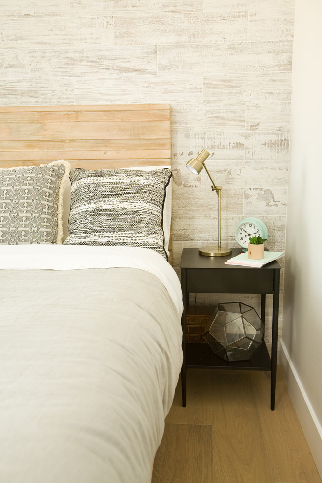 Diseño de dormitorio contemporáneo de tamaño medio con paredes blancas y suelo de madera clara