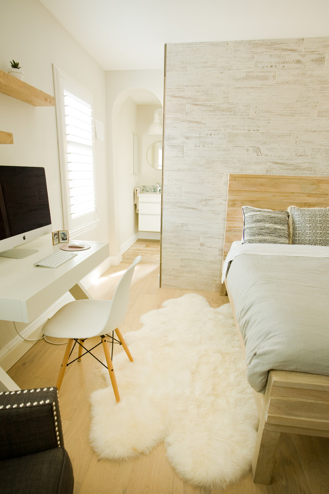 Imagen de dormitorio infantil actual de tamaño medio con paredes blancas y suelo de madera clara