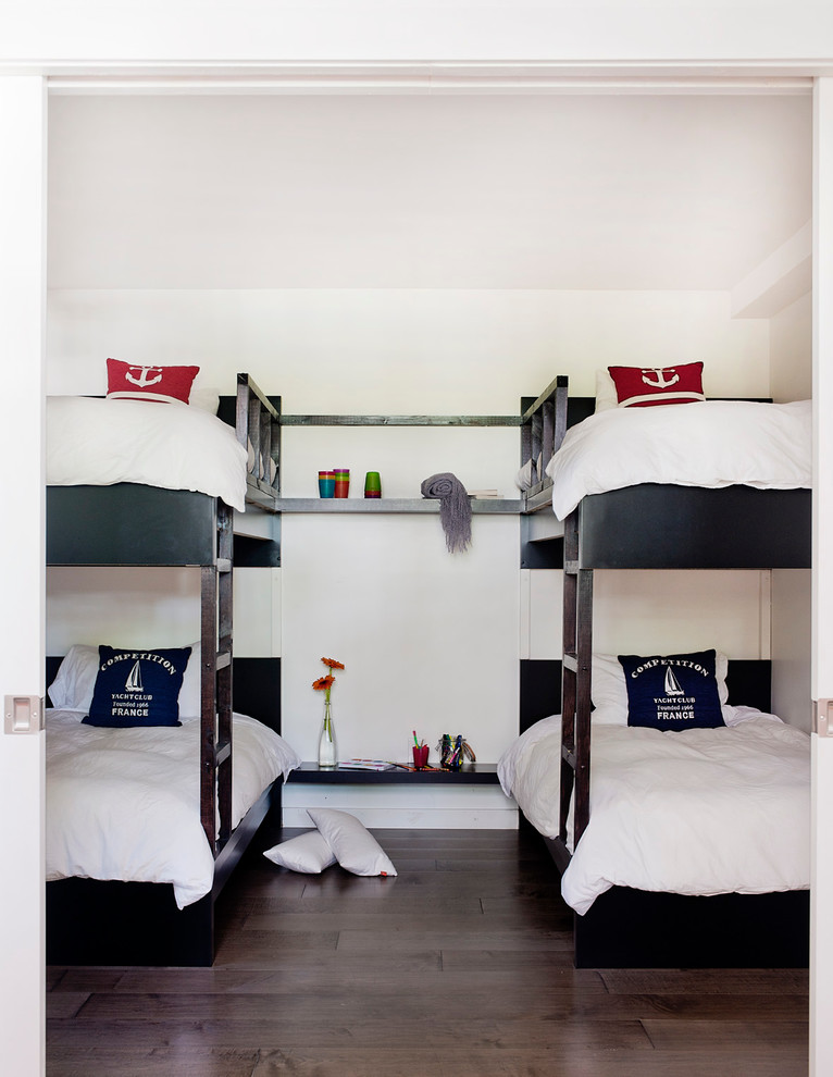 Immagine di una cameretta per bambini da 4 a 10 anni stile marinaro con pareti bianche e parquet scuro