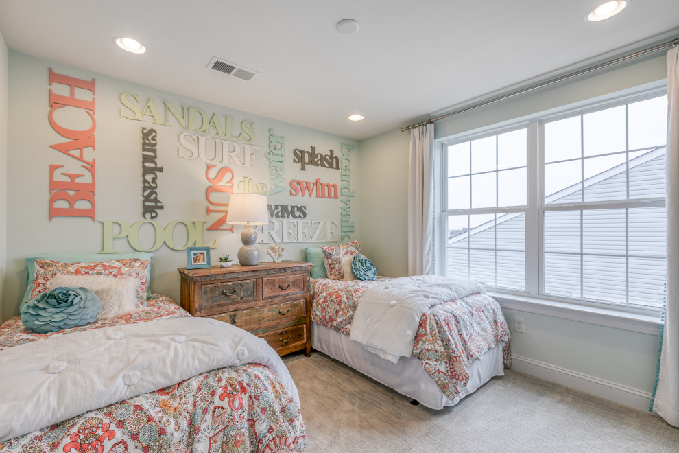 Ejemplo de dormitorio infantil de 4 a 10 años costero con paredes azules, moqueta y suelo gris