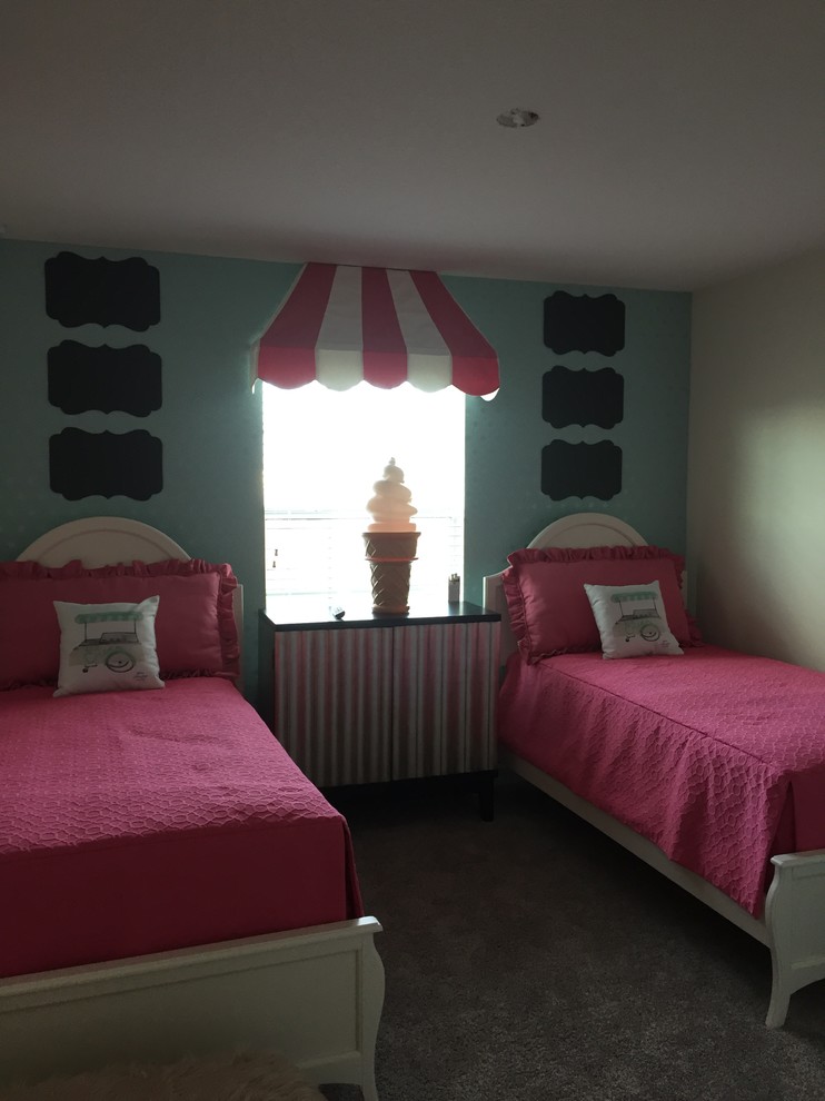 Ejemplo de dormitorio infantil de 4 a 10 años clásico de tamaño medio con paredes azules, moqueta y suelo gris