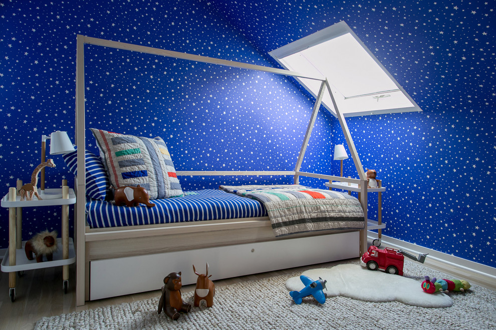 На фото: детская в стиле неоклассика (современная классика) с спальным местом и разноцветными стенами для мальчика с