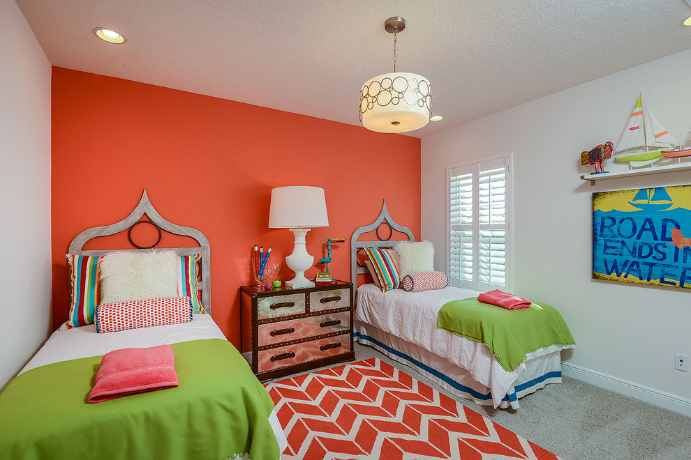Пример оригинального дизайна: детская в морском стиле с спальным местом, ковровым покрытием и разноцветными стенами для подростка, девочки, двоих детей