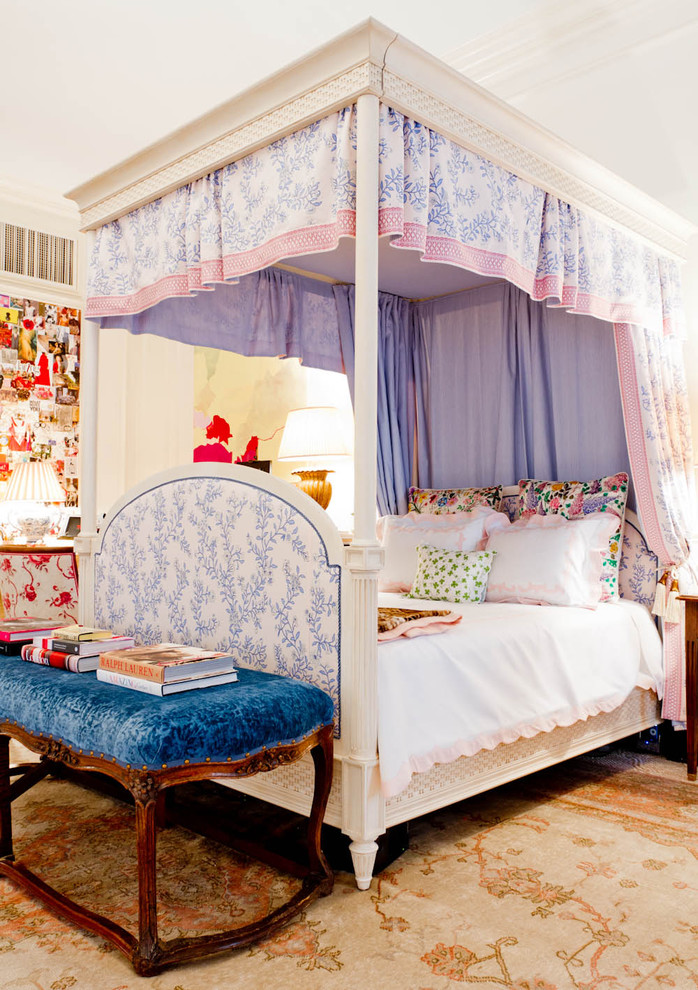 На фото: детская в стиле фьюжн с спальным местом, ковровым покрытием и разноцветными стенами для ребенка от 4 до 10 лет, девочки с
