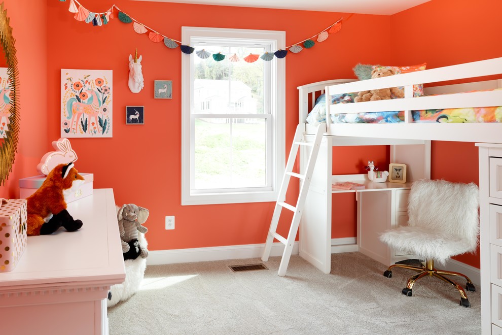 Стильный дизайн: детская в стиле неоклассика (современная классика) с спальным местом, оранжевыми стенами, ковровым покрытием и серым полом для ребенка от 4 до 10 лет, девочки, двоих детей - последний тренд