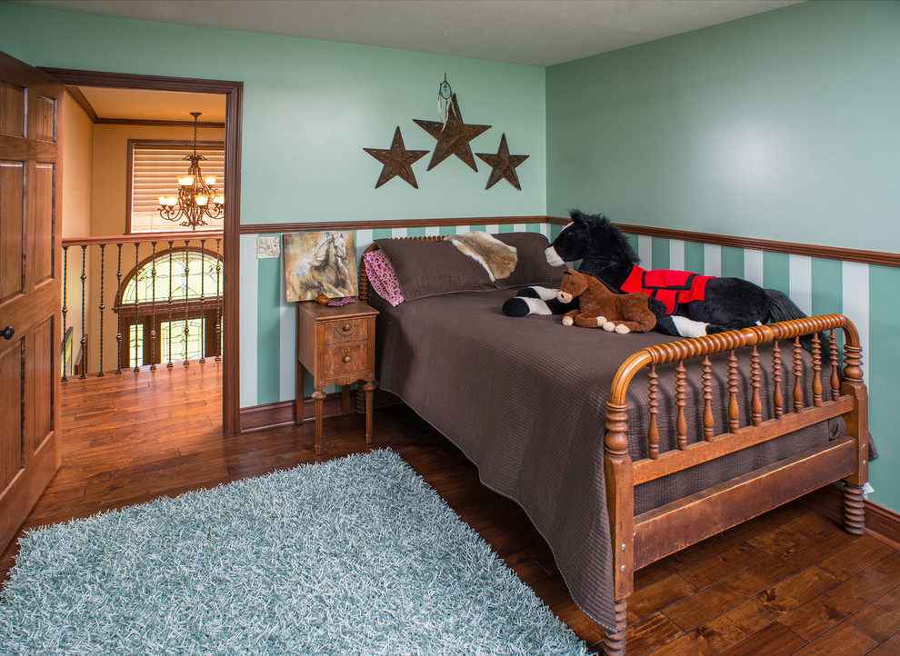 Ejemplo de dormitorio infantil de 4 a 10 años tradicional con suelo de madera oscura y paredes multicolor