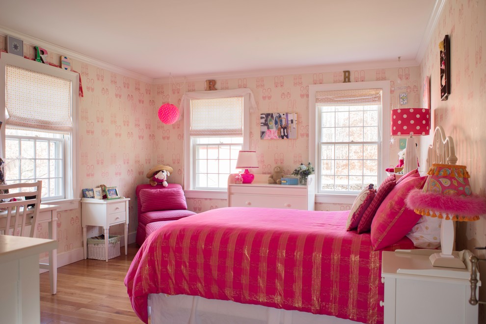 Mittelgroßes Klassisches Kinderzimmer mit Schlafplatz, rosa Wandfarbe und hellem Holzboden in Sonstige