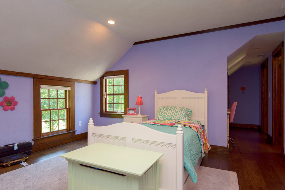 Cette photo montre une chambre d'enfant montagne de taille moyenne avec un mur violet et parquet foncé.